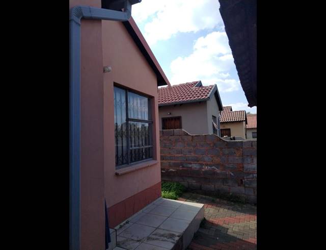 2 BEDROOM PROPERTY TO RENT IN FLEURHOF